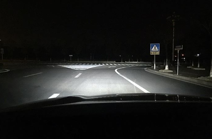 2016款三菱歐藍(lán)德霧燈改裝雙光透鏡方案3